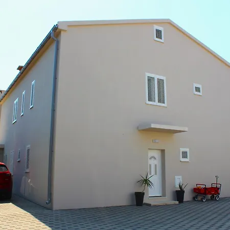 Family Jimmy - Center * Pag Town