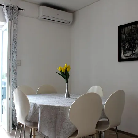 Family Jimmy - Center *